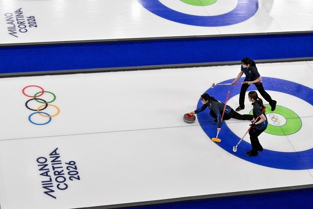 여자 컬링, '세계 1위' 스위스에 5-7 석패…예선 4승3패[올림픽]