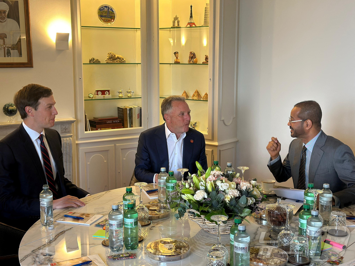 (제네바 로이터=뉴스1) 류정민 특파원 = 17일(현지시간) 스위스 제네바에서 열린 미국-이란 간 핵 협상을 앞두고 미국의 스티브 위트코프 트사와 도널드 트럼프 미국 대통령의 사위 …