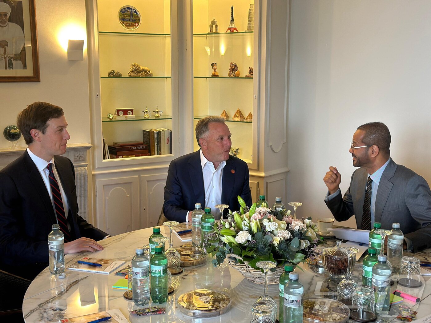 본문 이미지 - 17일(현지시간) 스위스 제네바에서 열린 미국-이란 간 핵 협상을 앞두고 미국의 스티브 위트코프 트사와 도널드 트럼프 미국 대통령의 사위 재러드 쿠규너가 사이드 바드르 빈 하마다 알 부사이디 오만 외무장관과 회담하고 있다. 2026.02.17. ⓒ 로이터=뉴스1