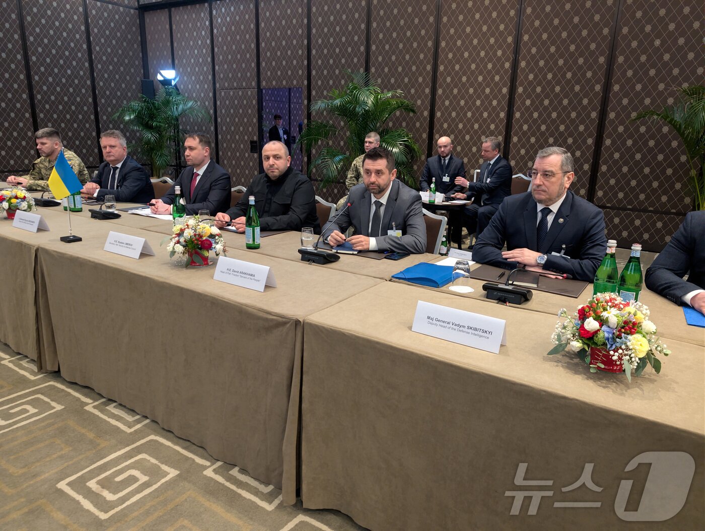 본문 이미지 - 17일(현지시간) 스위스 제네바에서 열린 러시아-우크라이나 전쟁 종식을 위한 미국, 러시아, 우크라이나 간 3자 회담 회의장에 우크라이나 대표단이 착석해 있다.(우크라이나 국가안보국 사진제공, 재판매 및 DB금지) 2026.02.17. ⓒ 로이터=뉴스1