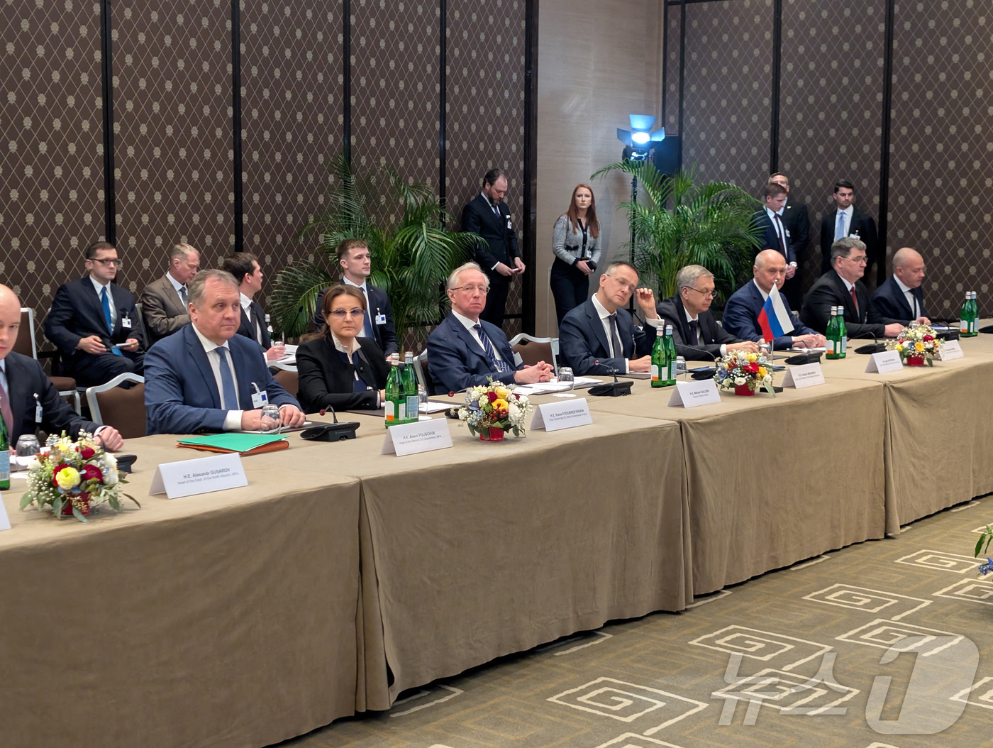 (제네바 로이터=뉴스1) 류정민 특파원 = 17일(현지시간) 스위스 제네바에서 열린 러시아-우크라이나 전쟁 종식을 위한 미국, 러시아, 우크라이나 간 3자 회담 회의장에 러시아 대 …