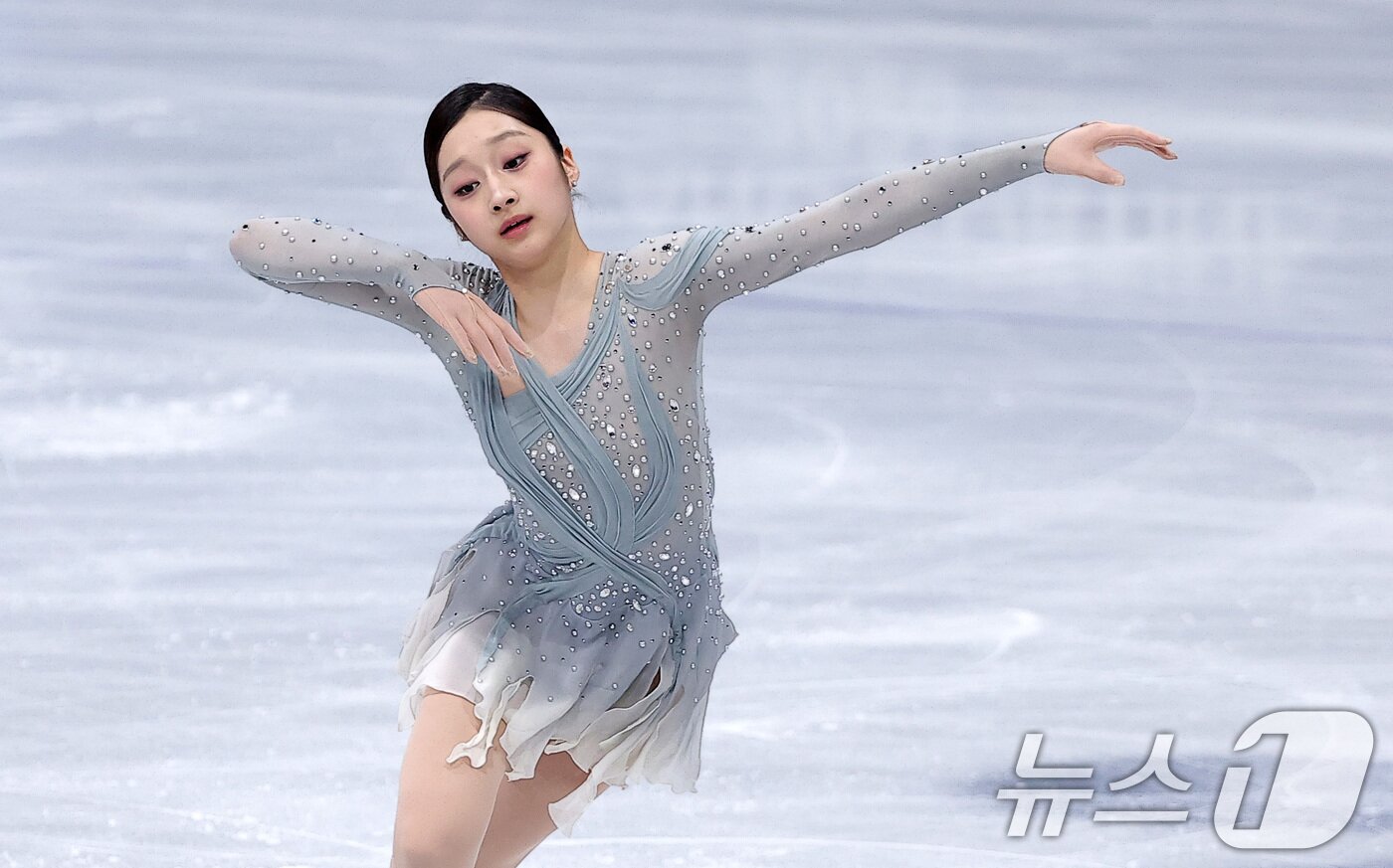 본문 이미지 - 피겨 신지아가 17일(현지시간) 이탈리아 밀라노 아이스스케이팅 아레나에서 열린 2026 밀라노·코르티나담페초 동계올림픽 피겨 스케이팅 여자 싱글 쇼트 프로그램에서 연기를 펼치고 있다. ⓒ 뉴스1 김성진 기자