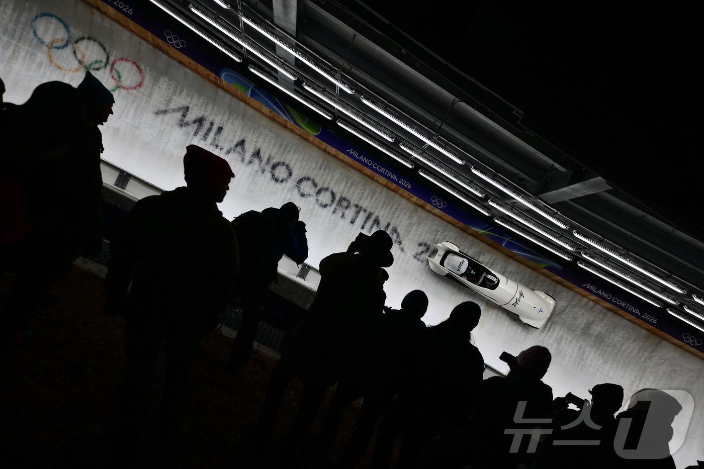 본문 이미지 - 봅슬레이 2인승 김진수팀이 주행을 펼치고 있다.  ⓒ AFP=뉴스1