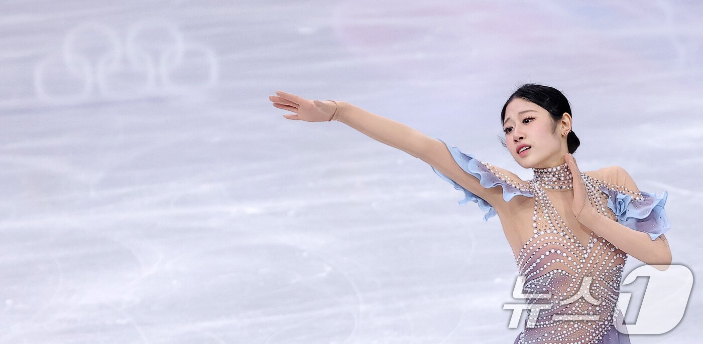 본문 이미지 - 피겨 이해인이 17일(현지시간) 이탈리아 밀라노 아이스스케이팅 아레나에서 열린 2026 밀라노·코르티나담페초 동계올림픽 피겨 스케이팅 여자 싱글 쇼트 프로그램에서 연기를 펼치고 있다. 2026.2.18 ⓒ 뉴스1 김성진 기자