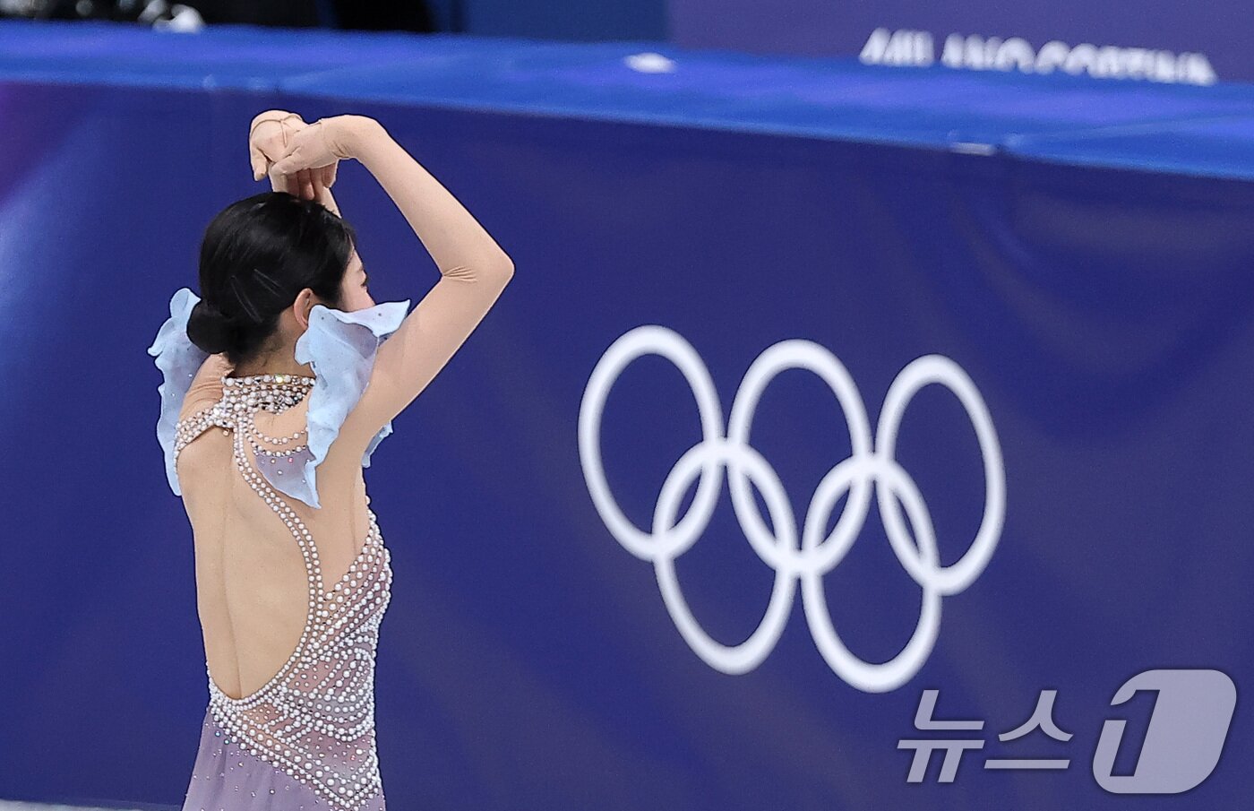 본문 이미지 - 피겨 이해인이 17일(현지시간) 이탈리아 밀라노 아이스스케이팅 아레나에서 열린 2026 밀라노·코르티나담페초 동계올림픽 피겨 스케이팅 여자 싱글 쇼트 프로그램에서 연기를 마친 후 하트를 선보이고 있다. 2026.2.18 ⓒ 뉴스1 김성진 기자