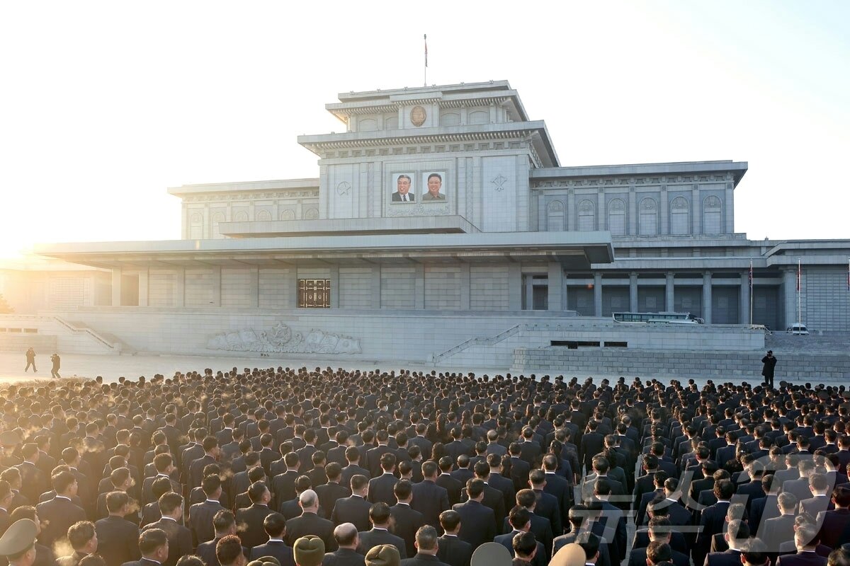 본문 이미지 - (평양 노동신문=뉴스1) = 북한 노동당 기관지 노동신문은 18일 "당 제9차 대회 대표자들이 17일 위대한 수령 김일성 동지와 위대한 영도자 김정일 동지께서 영생의 모습으로 계시는 금수산태양궁전을 찾아 숭고한 경의를 표시했다＂라고 보도했다. [국내에서만 사용가능. 재배포 금지. DB 금지. For Use Only in the Republic of Korea. Redistribution Prohibited] rodongphoto@news1.kr