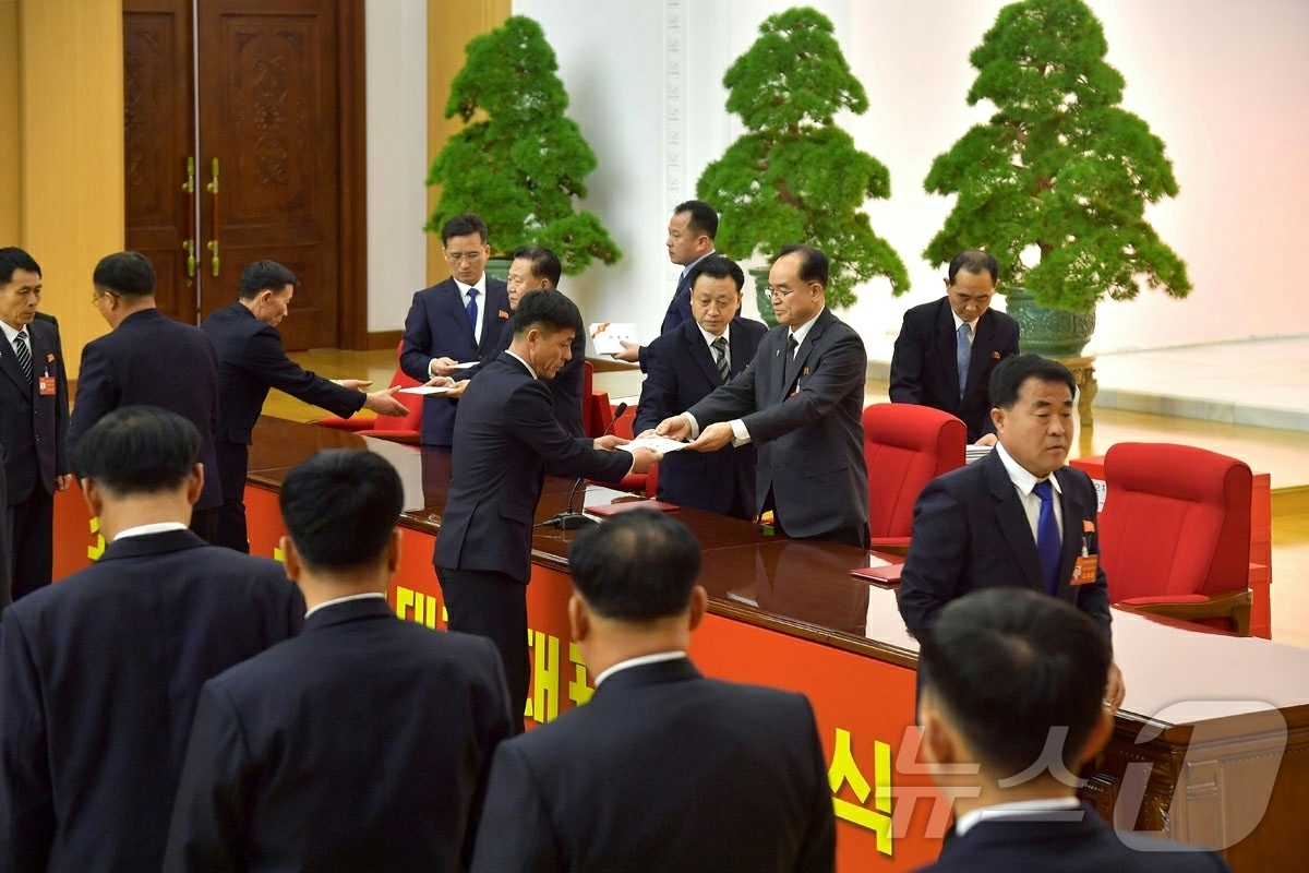 (평양 노동신문=뉴스1) = 북한 노동당 기관지 노동신문은 18일 "금수산태양궁전에서 17일 조선노동당 제9차 대회 대표증수여식이 진행됐다"라고 보도했다. [국내에서만 사용가능. …