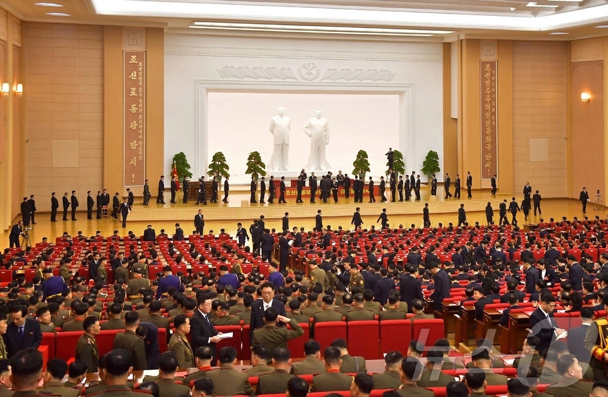 (평양 노동신문=뉴스1) = 북한 노동당 기관지 노동신문은 18일 "금수산태양궁전에서 17일 조선노동당 제9차 대회 대표증수여식이 진행됐다"라고 보도했다. [국내에서만 사용가능. …