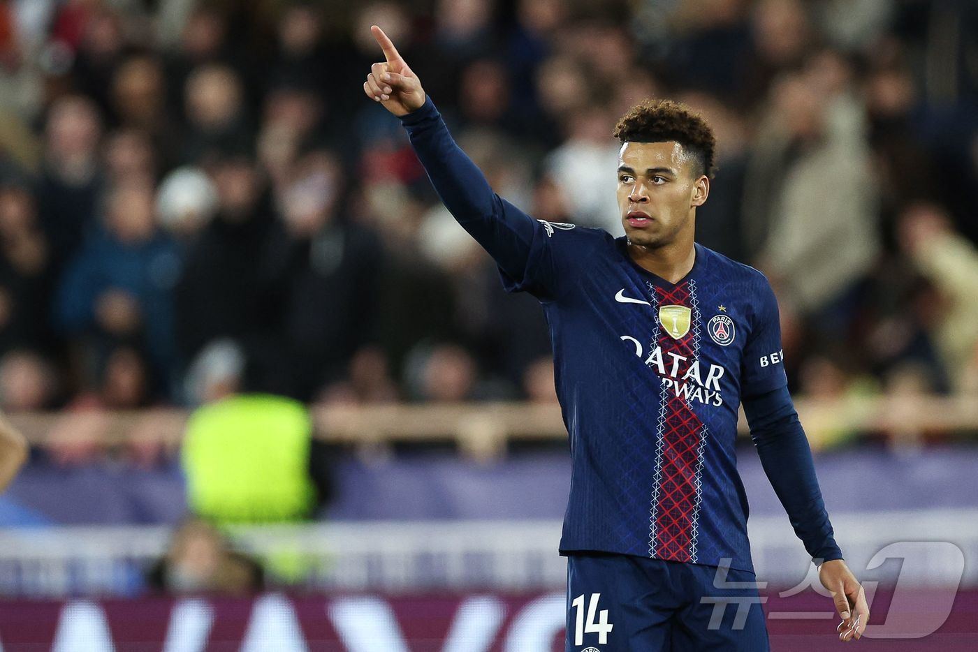 본문 이미지 - PSG 데지레 두에가 18일(한국시간) 열린 AS모나코와 2025-26 UEFA 챔피언스리그 16강 플레이오프 1차전에서 2골을 넣어 팀의 3-2 승리를 이끌었다. ⓒ AFP=뉴스1