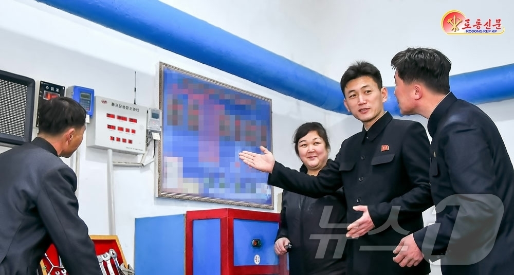 (평양 노동신문=뉴스1) = 북한 노동당 기관지 노동신문은 18일 대동강구역 당위원회 간부가 현장에 나가 주민들의 생활용수 보장을 위해 노력하고 있다고 선전했다. [국내에서만 사용 …