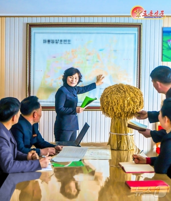 (평양 노동신문=뉴스1) = 북한 노동당 기관지 노동신문은 18일 문덕군 어룡농장에서 "과학농사방법을 적극 받아들여 다수확을 안아오기 위해 노력하고 있다"라고 선전했다. [국내에서 …