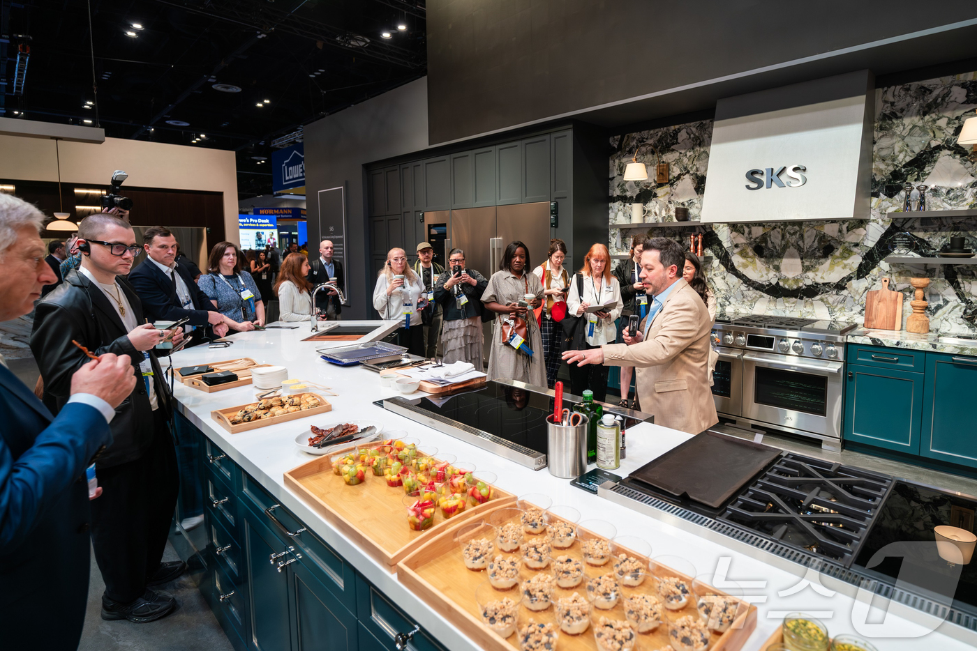 (서울=뉴스1) = LG전자가 현지시간 17일부터 19일까지 美 올랜도에서 열리는 북미 최대 주방·욕실 전시회 ‘KBIS 2026’에 참가해 주택과 고객의 일상을 바꾸는 맞춤형 프 …