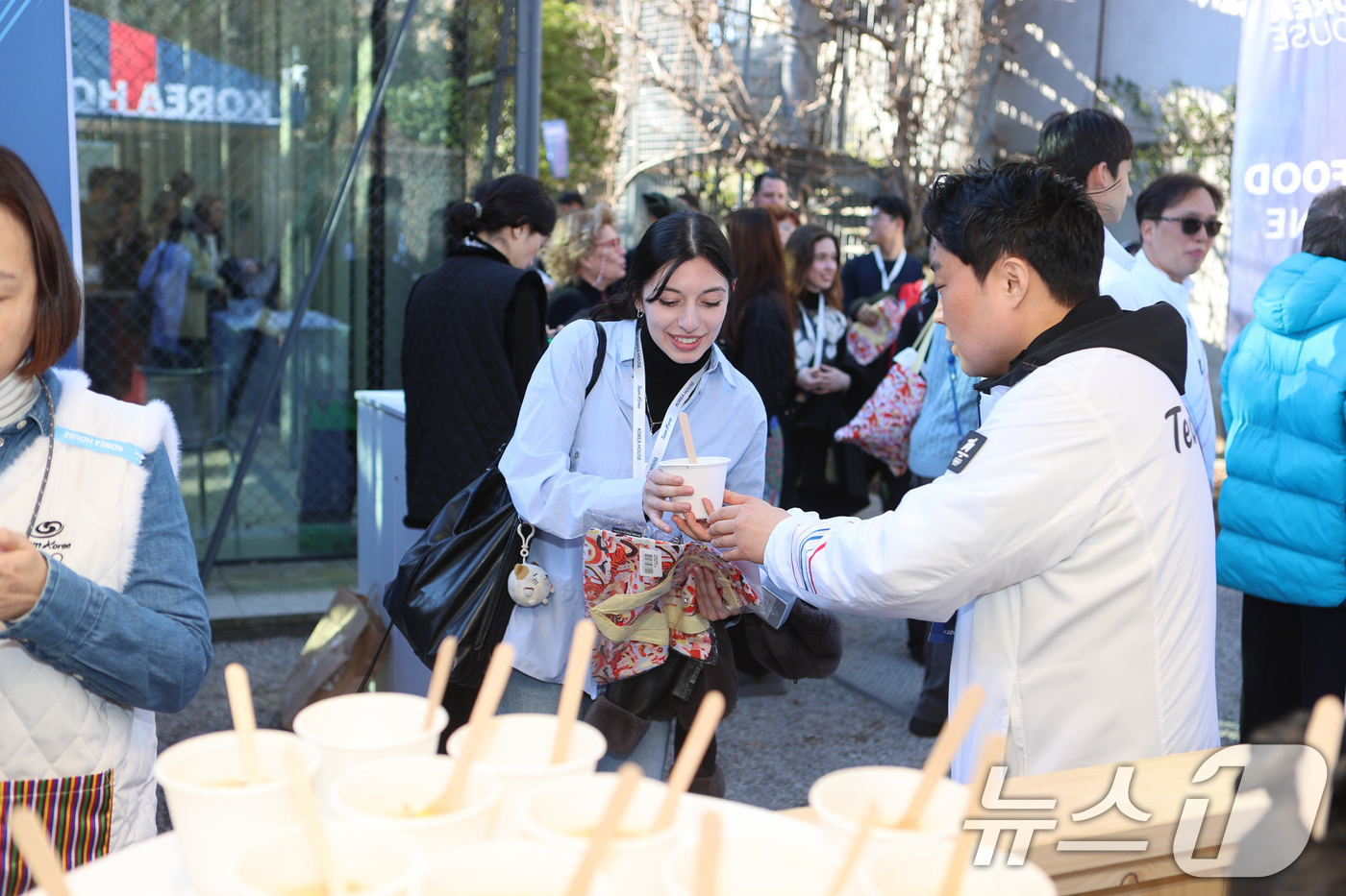 (서울=뉴스1) = 대한체육회(회장 유승민)가 설 명절을 맞아 17일(현지시간) 이탈리아 밀라노의 빌라 네키 캄필리오(Villa Necchi Campiglio)에서 운영 중인 코리 …