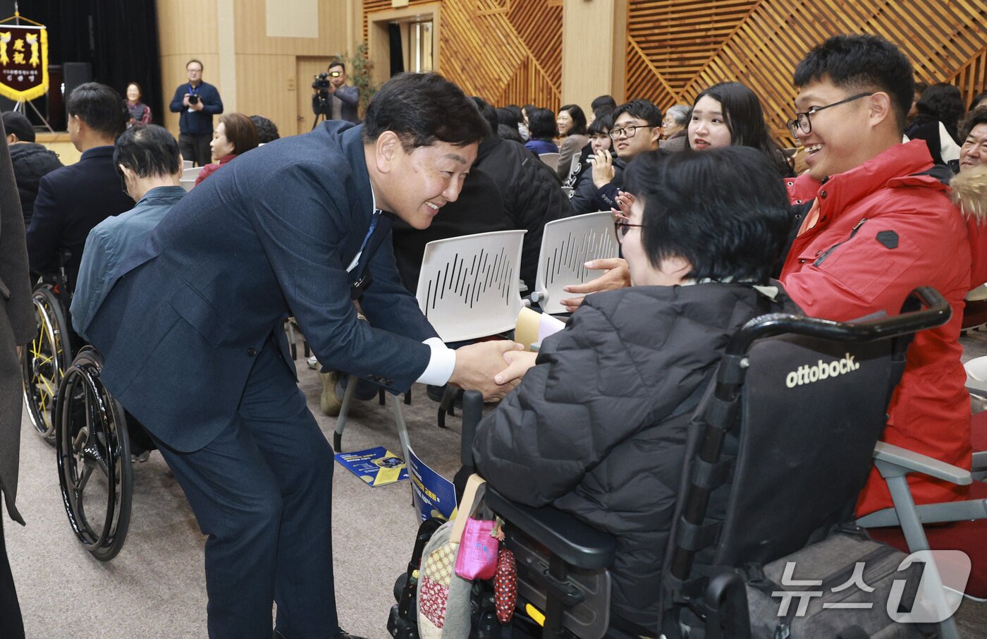 본문 이미지 - 김관영 전북도지사가 제4회 장애인단체 교유회에 참석해 인사를 하고있다.(전북도제공, 재판매 및 DB금지)2026.2.18/뉴스1
