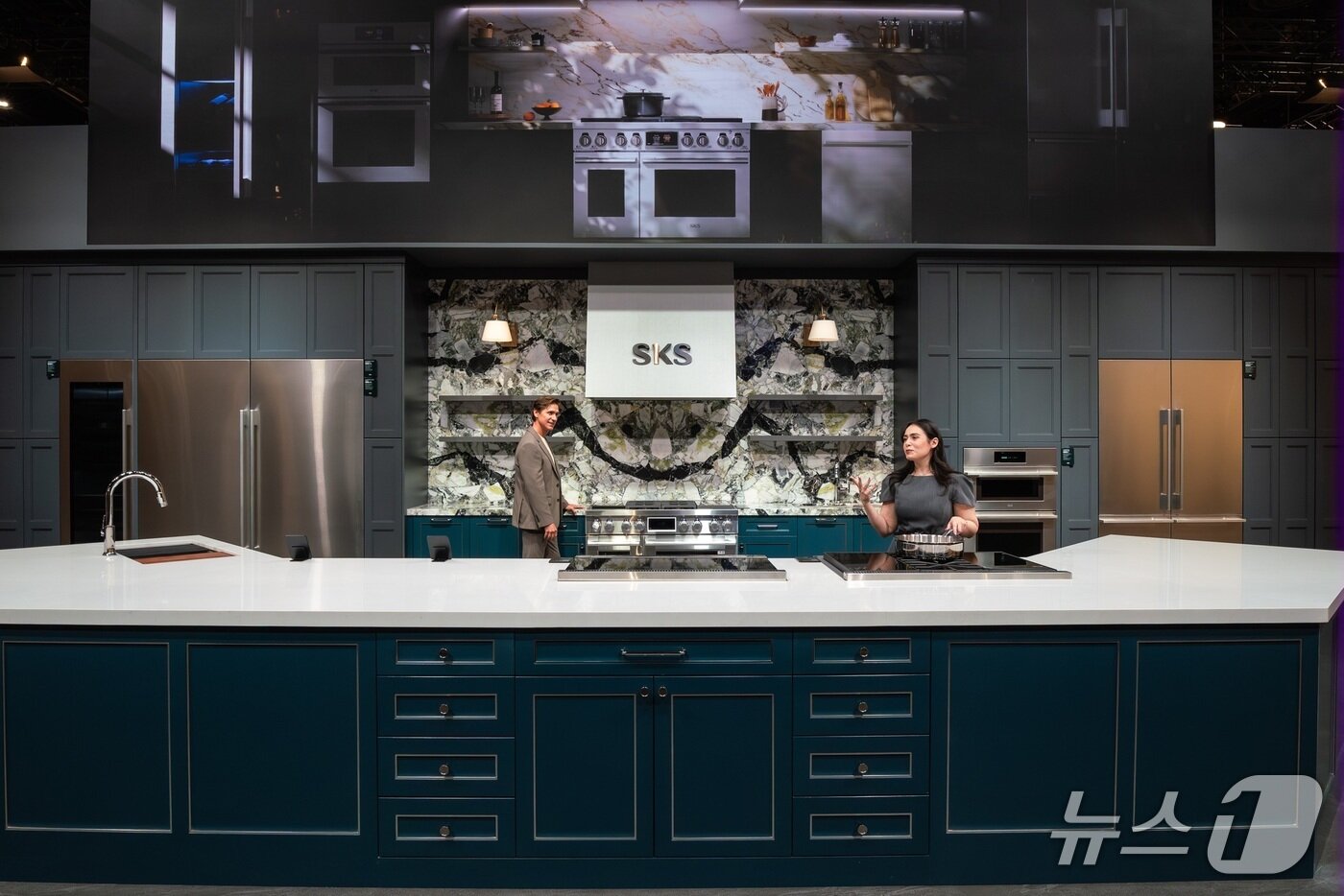 본문 이미지 - 미국 올랜도에서 17일(현지시각) 개막한 북미 최대 주방·욕실 전시회 ‘KBIS 2026’에서 LG전자가 초프리미엄 주방 가전 브랜드 ‘SKS’를 전시한 모습(LG전자 제공). 2026.02.18.