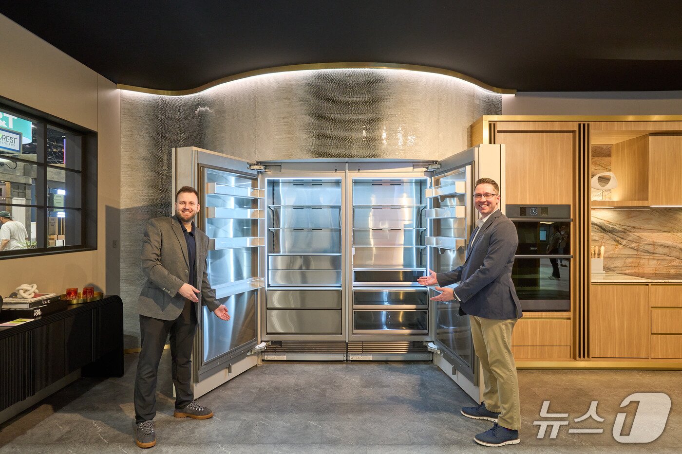 본문 이미지 - 17일(현지시각)부터 미국 플로리다주(州) 올랜도에서 열린 주방·욕실 전시회 'KBIS 2026'에 삼성전자가 굴곡진 벽면에 컬럼(Column) 냉장고가 설치된 모습(삼성전자 제공). 2026.02.17.