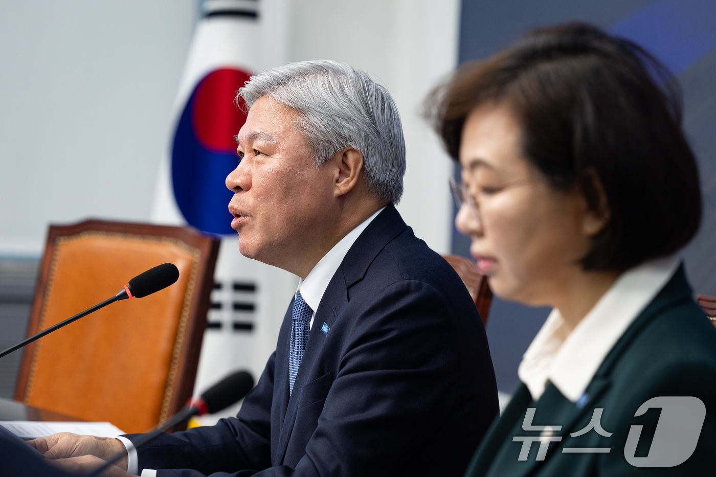 (서울=뉴스1) 유승관 기자 = 서왕진 조국혁신당 원내대표가 18일 서울 여의도 국회에서 설 민심 및 현안 기자간담회를 하고 있다. 2026.2.18/뉴스1