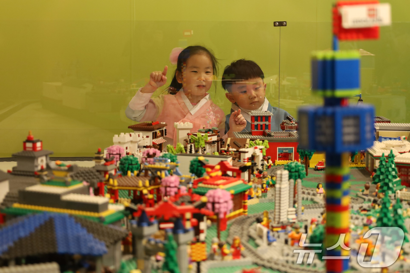 (서울=뉴스1) = 레고랜드 코리아 리조트(이하 레고랜드)가 설 연휴 기간 동안 가족 방문객들이 명절을 만끽하는 즐거운 모습을 18일 공개했다. (레고랜드 제공. 재판매 및 DB …