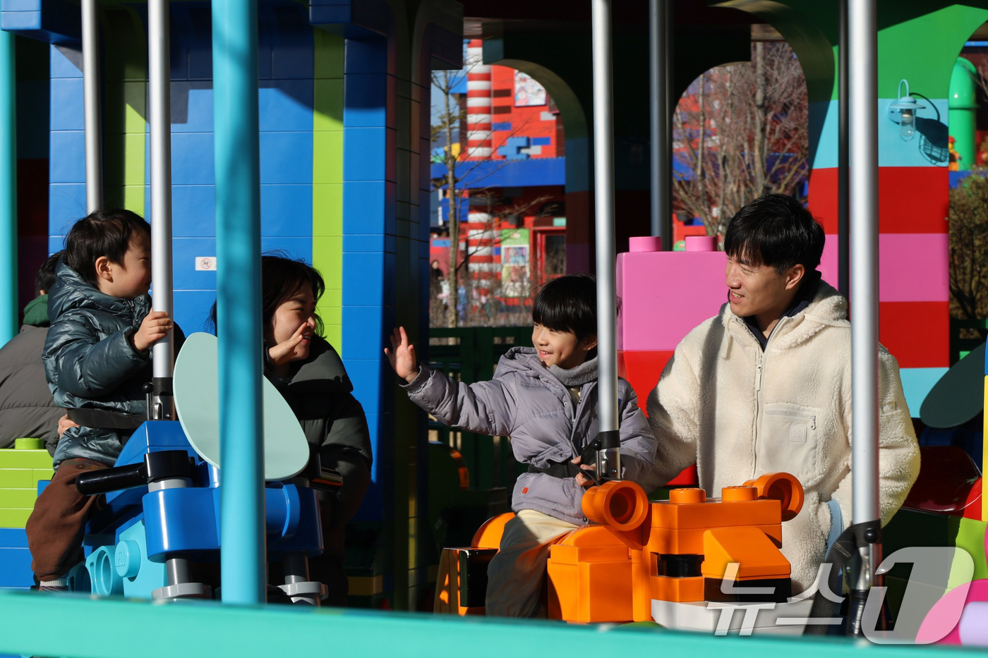 (서울=뉴스1) = 레고랜드 코리아 리조트(이하 레고랜드)가 설 연휴 기간 동안 가족 방문객들이 명절을 만끽하는 즐거운 모습을 18일 공개했다. (레고랜드 제공. 재판매 및 DB …