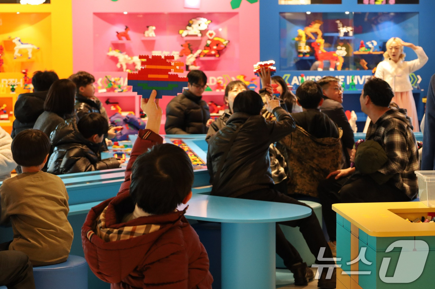 (서울=뉴스1) = 레고랜드 코리아 리조트(이하 레고랜드)가 설 연휴 기간 동안 가족 방문객들이 명절을 만끽하는 즐거운 모습을 18일 공개했다. (레고랜드 제공. 재판매 및 DB …