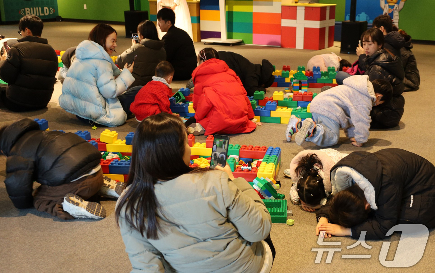 (서울=뉴스1) = 레고랜드 코리아 리조트(이하 레고랜드)가 설 연휴 기간 동안 가족 방문객들이 명절을 만끽하는 즐거운 모습을 18일 공개했다. (레고랜드 제공. 재판매 및 DB …