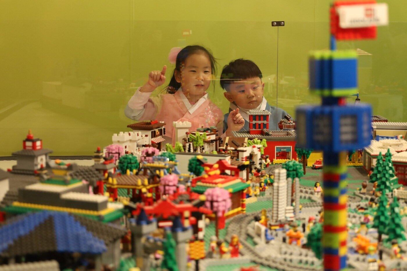 본문 이미지 - 한복 입고 만난 레고 세상(레고랜드 코리아 리조트 제공)