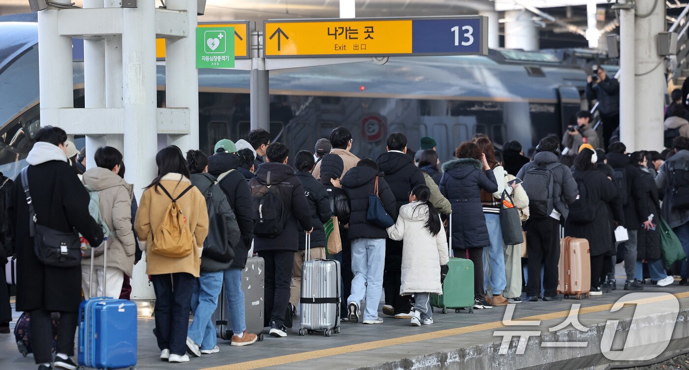 본문 이미지 - 설 연휴 마지막날인 18일 서울역에서 귀경객들이 일상으로 돌아가기 위해 발걸음을 옮기고 있다. 2026.2.18 ⓒ 뉴스1 박지혜 기자