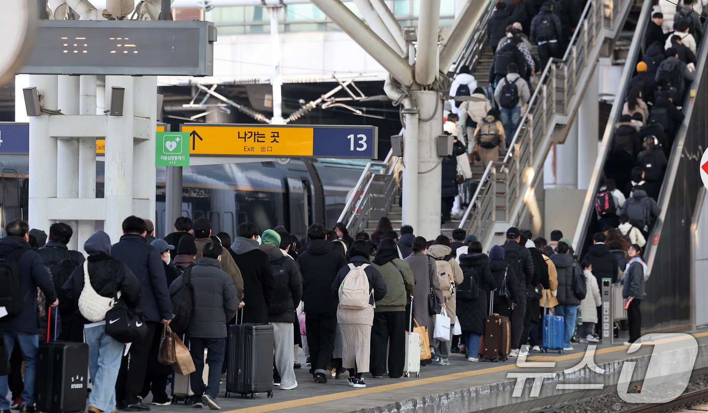 (서울=뉴스1) 박지혜 기자 = 설 연휴 마지막날인 18일 서울역에서 귀경객들이 일상으로 돌아가기 위해 발걸음을 옮기고 있다. 2026.2.18/뉴스1