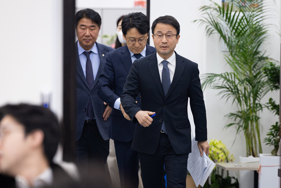 기자간담회 들어서는 한병도 민주당 원내대표