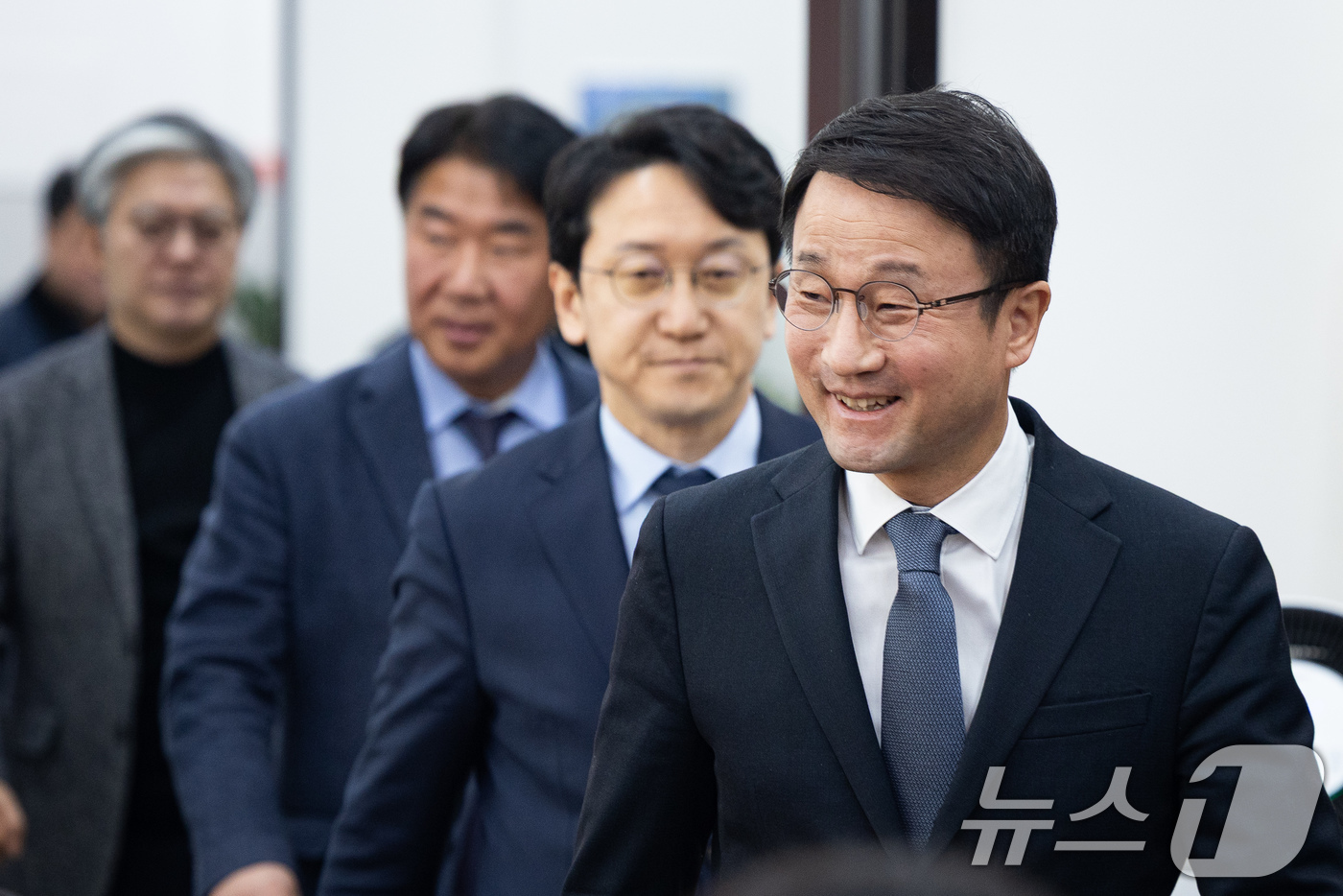 (서울=뉴스1) 유승관 기자 = 한병도 더불어민주당 원내대표와 천준호 원내운영수석부대표를 비롯한 원내지도부가 18일 서울 여의도 국회에서 열린 현안 기자간담회에 들어서고 있다. 2 …