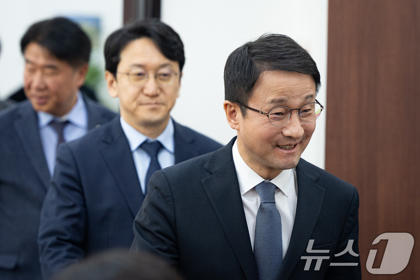 (서울=뉴스1) 유승관 기자 = 한병도 더불어민주당 원내대표와 천준호 원내운영수석부대표를 비롯한 원내지도부가 18일 서울 여의도 국회에서 열린 현안 기자간담회에 들어서고 있다. 2 …