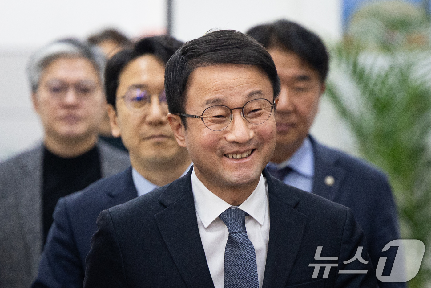 (서울=뉴스1) 유승관 기자 = 한병도 더불어민주당 원내대표와 천준호 원내운영수석부대표를 비롯한 원내지도부가 18일 서울 여의도 국회에서 열린 현안 기자간담회에 들어서고 있다. 2 …