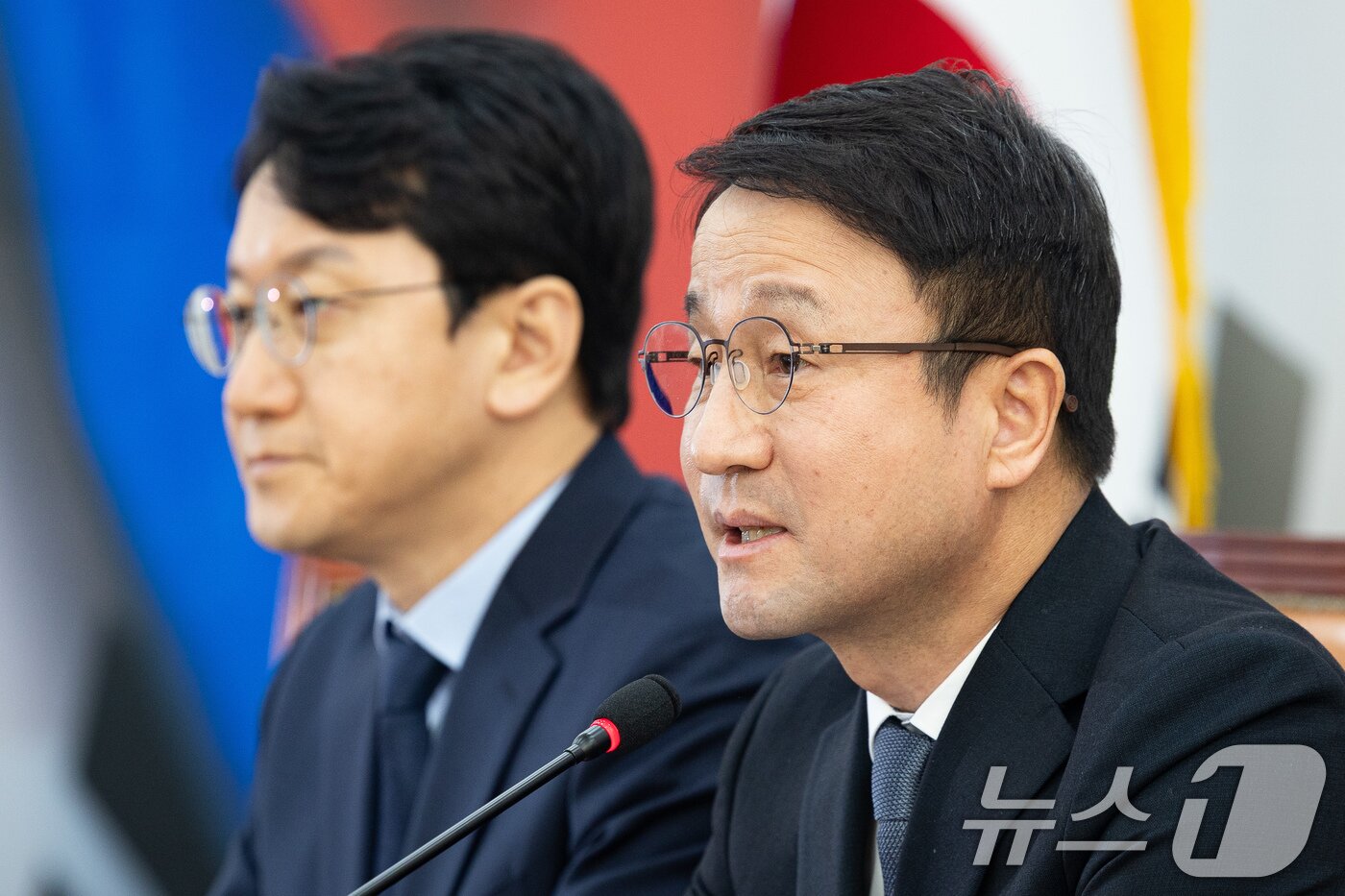 본문 이미지 - 한병도 더불어민주당 원내대표가 18일 서울 여의도 국회에서 현안 기자간담회를 하고 있다. 왼쪽은 천준호 원내운영수석부대표. 2026.2.18 ⓒ 뉴스1 유승관 기자