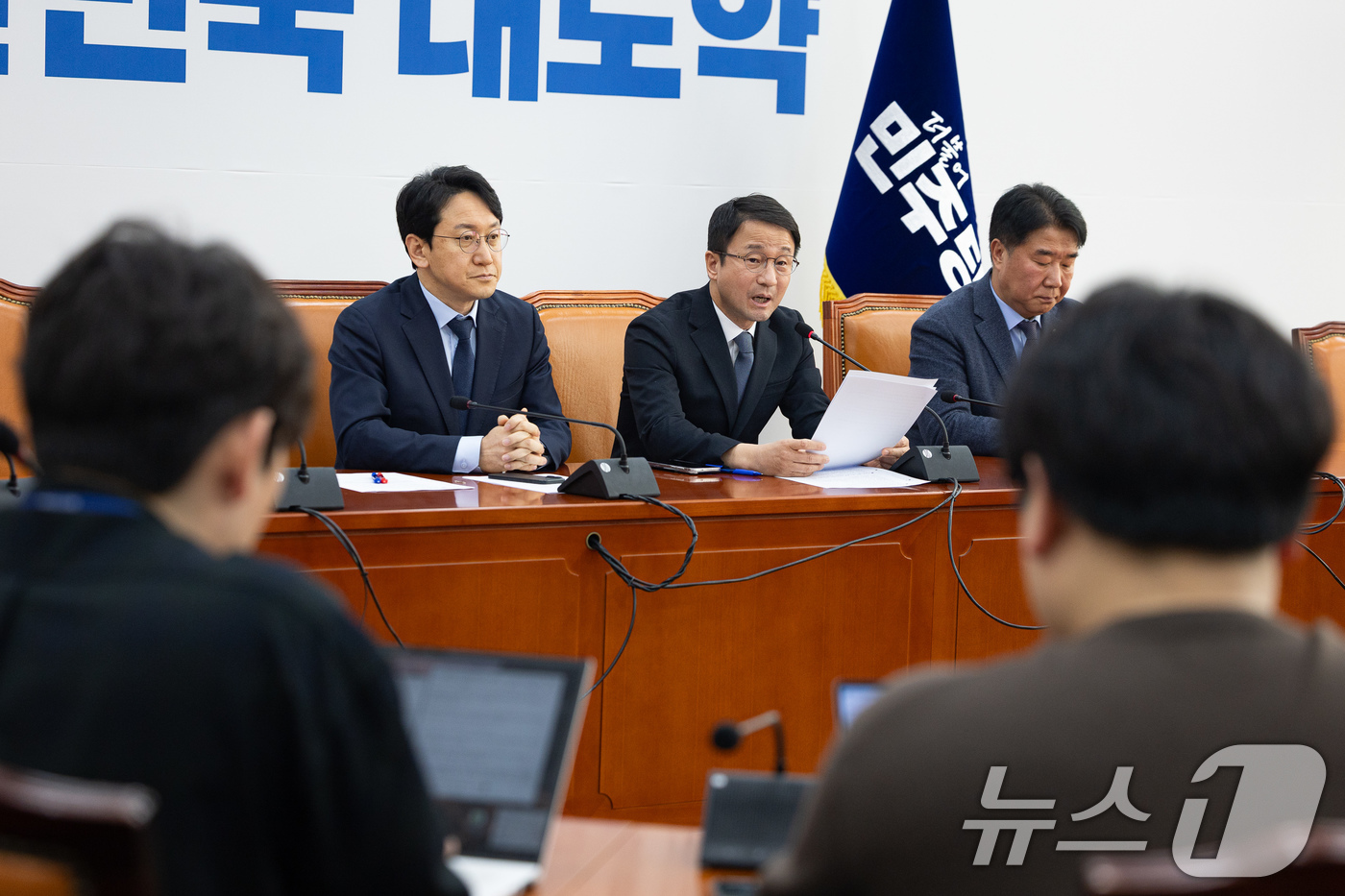 (서울=뉴스1) 유승관 기자 = 한병도 더불어민주당 원내대표가 18일 서울 여의도 국회에서 현안 기자간담회를 하고 있다. 왼쪽은 천준호 원내운영수석부대표. 2026.2.18/뉴스1 …