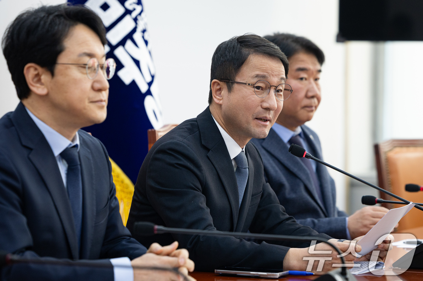 (서울=뉴스1) 유승관 기자 = 한병도 더불어민주당 원내대표가 18일 서울 여의도 국회에서 현안 기자간담회를 하고 있다. 2026.2.18/뉴스1