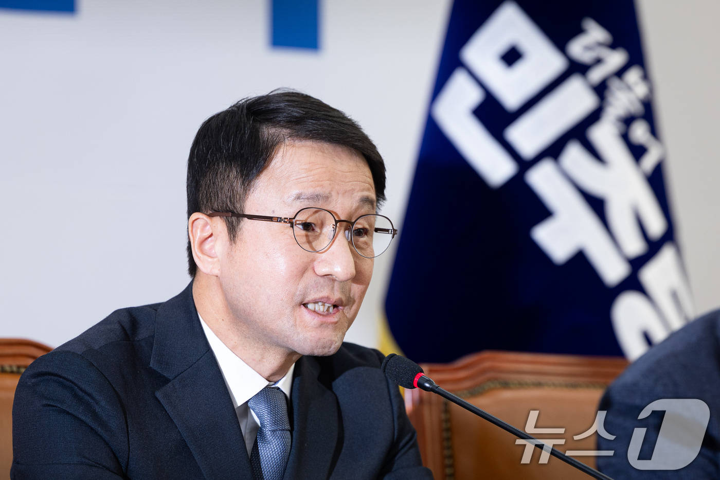 (서울=뉴스1) 유승관 기자 = 한병도 더불어민주당 원내대표가 18일 서울 여의도 국회에서 현안 기자간담회를 하고 있다. 2026.2.18/뉴스1