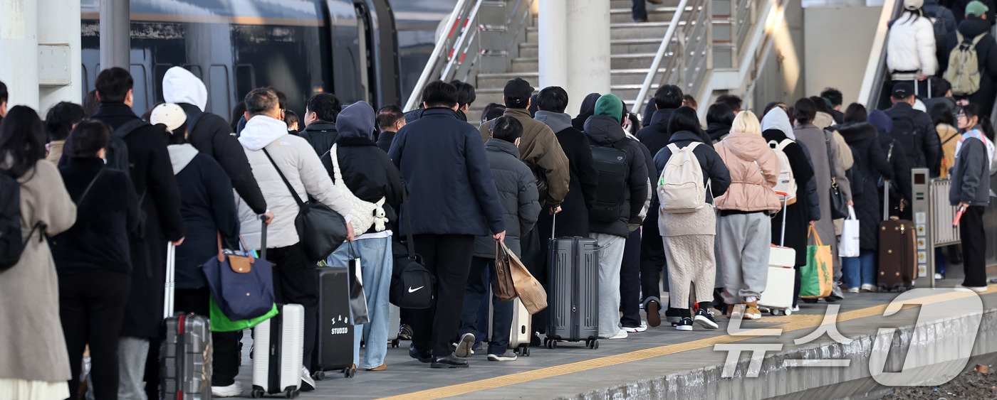 (서울=뉴스1) 박지혜 기자 = 설 연휴 마지막날인 18일 서울역에서 귀경객들이 일상으로 돌아가기 위해 발걸음을 옮기고 있다. 2026.2.18/뉴스1