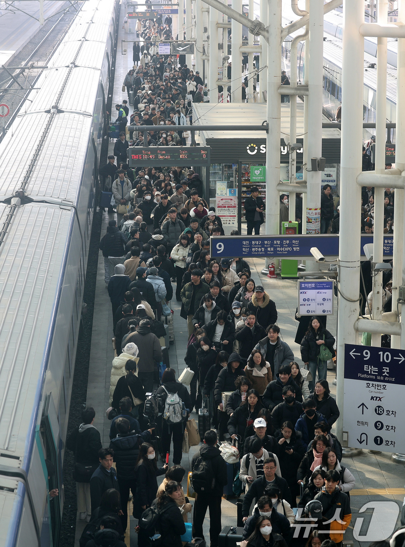 (서울=뉴스1) 박지혜 기자 = 설 연휴 마지막날인 18일 서울역에서 귀경객들이 일상으로 돌아가기 위해 발걸음을 옮기고 있다. 2026.2.18/뉴스1