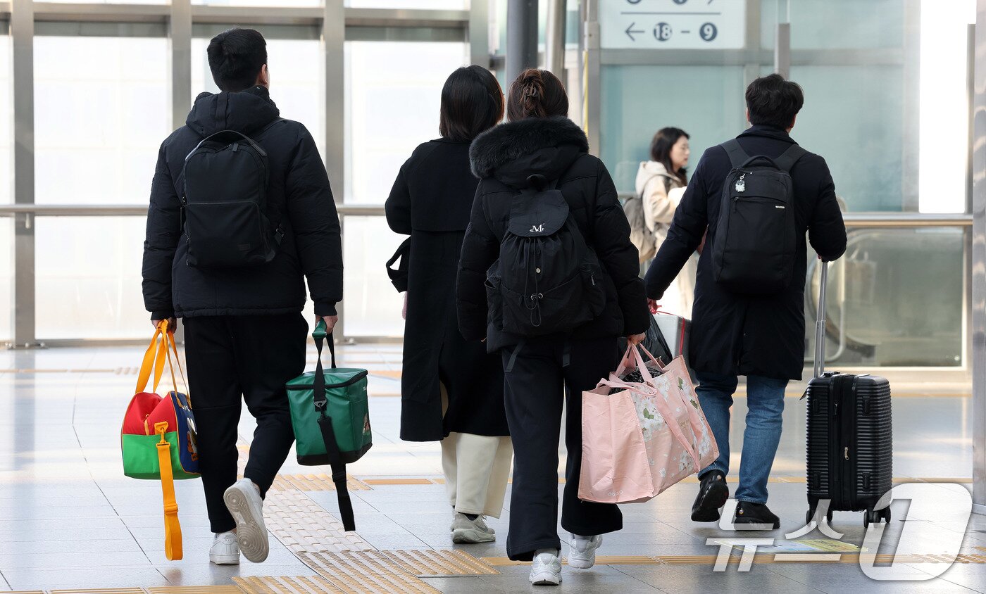 본문 이미지 - 설 연휴 마지막날인 18일 서울역에서 귀경객들이 일상으로 돌아가기 위해 발걸음을 옮기고 있다. 2026.2.18 ⓒ 뉴스1 박지혜 기자