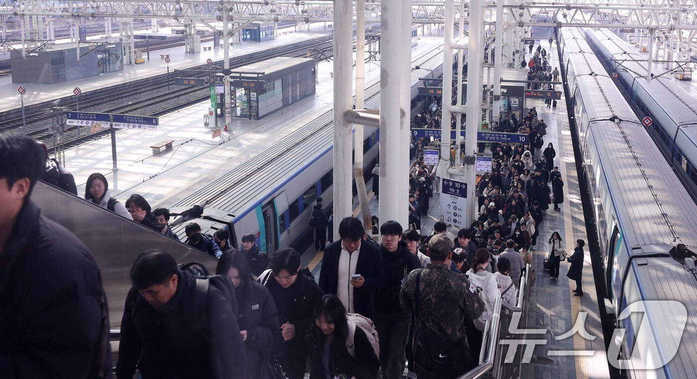 본문 이미지 - 설 연휴 마지막날인 18일 서울역에서 귀경객들이 일상으로 돌아가기 위해 발걸음을 옮기고 있다. 2026.2.18 ⓒ 뉴스1 박지혜 기자