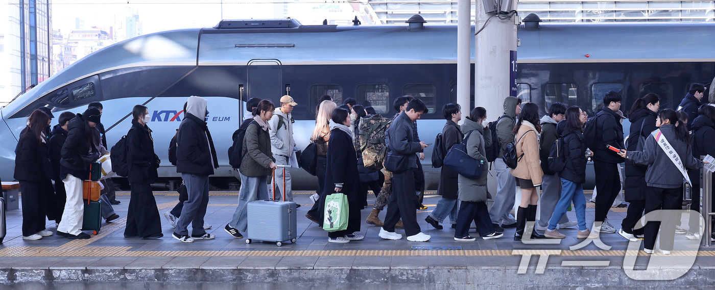 (서울=뉴스1) 박지혜 기자 = 설 연휴 마지막날인 18일 서울역에서 귀경객들이 일상으로 돌아가기 위해 발걸음을 옮기고 있다. 2026.2.18/뉴스1