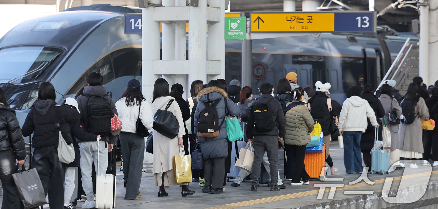 (서울=뉴스1) 박지혜 기자 = 설 연휴 마지막날인 18일 서울역에서 귀경객들이 일상으로 돌아가기 위해 발걸음을 옮기고 있다. 2026.2.18/뉴스1