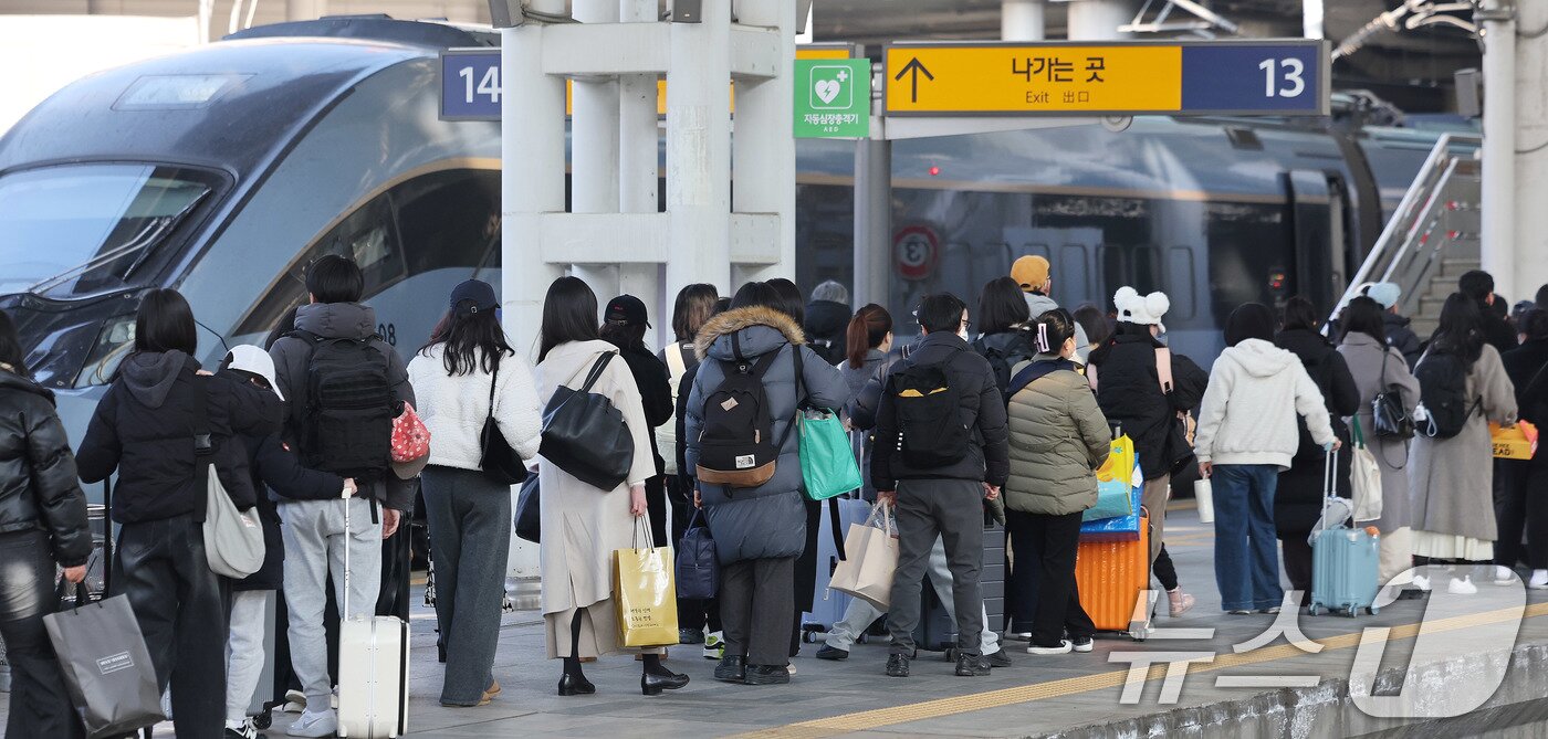 본문 이미지 - 설 연휴 마지막날인 18일 서울역에서 귀경객들이 일상으로 돌아가기 위해 발걸음을 옮기고 있다. 2026.2.18 ⓒ 뉴스1 박지혜 기자