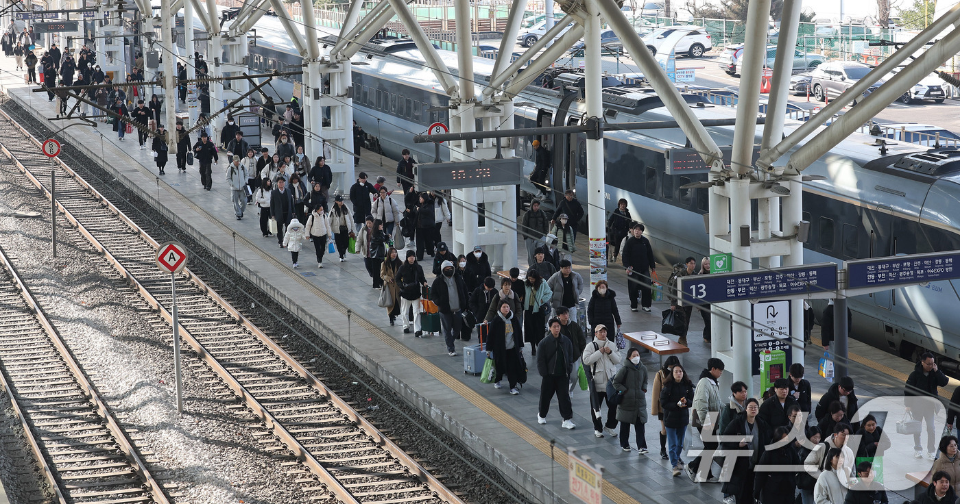 (서울=뉴스1) 박지혜 기자 = 설 연휴 마지막날인 18일 서울역에서 귀경객들이 일상으로 돌아가기 위해 발걸음을 옮기고 있다. 2026.2.18/뉴스1