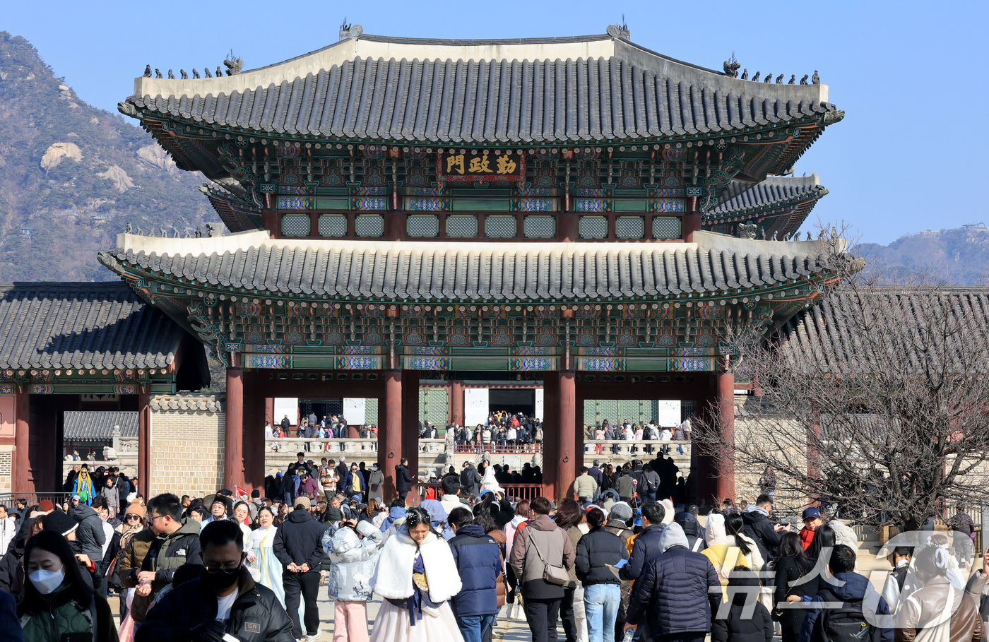 (서울=뉴스1) 임세영 기자 = 설 연휴 마지막날인 18일 서울 종로구 경복궁에서 시민들과 외국인 관광객들이 나들이를 하고 있다. 2026.2.18/뉴스1