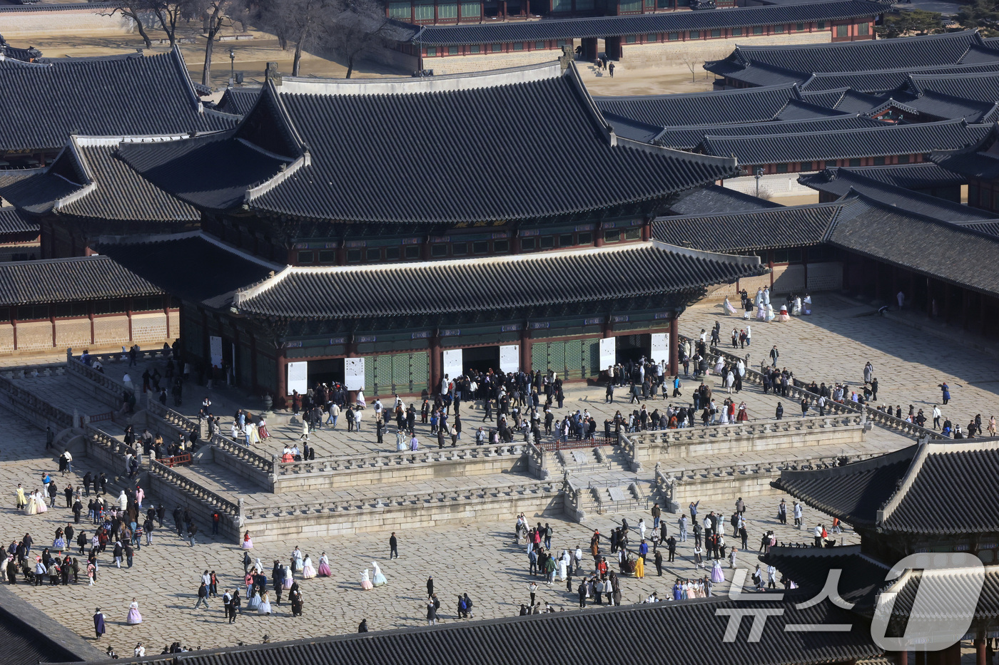 (서울=뉴스1) 임세영 기자 = 설 연휴 마지막날인 18일 서울 종로구 경복궁에서 시민들과 외국인 관광객들이 나들이를 하고 있다. 2026.2.18/뉴스1