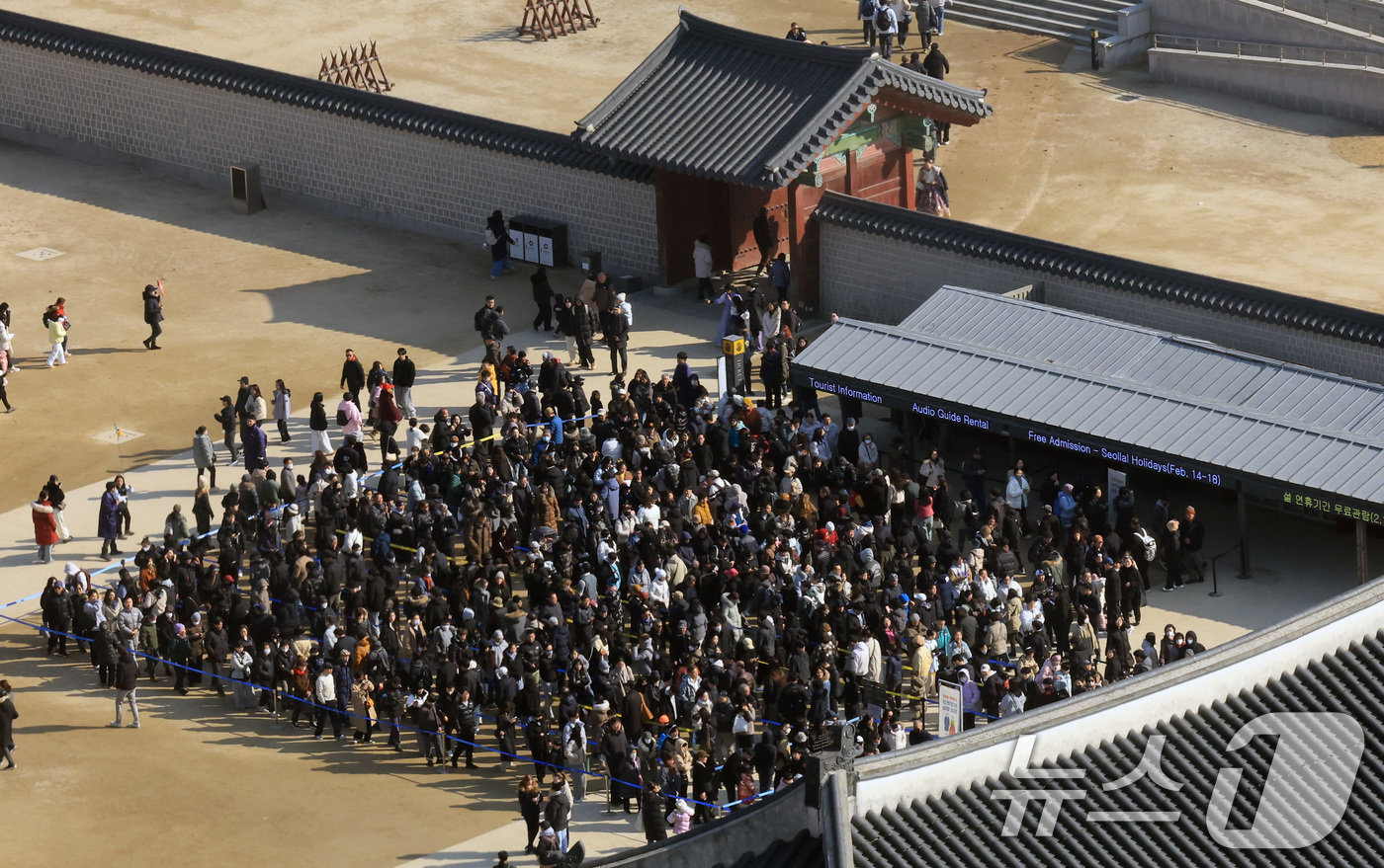 (서울=뉴스1) 임세영 기자 = 설 연휴 마지막날인 18일 서울 경복궁 흥례문 광장에서 열린 ‘2026년 병오년 설맞이 세화 나눔’ 행사에서 시민들이 세화를 받기 위해 줄지어 기다 …