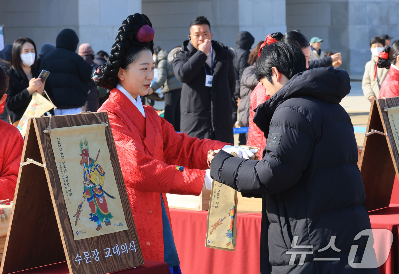 (서울=뉴스1) 임세영 기자 = 설 연휴 마지막날인 18일 서울 경복궁 흥례문 광장에서 열린 ‘2026년 병오년 설맞이 세화 나눔’ 행사에서 시민들이 세화를 받고 있다. 2026. …