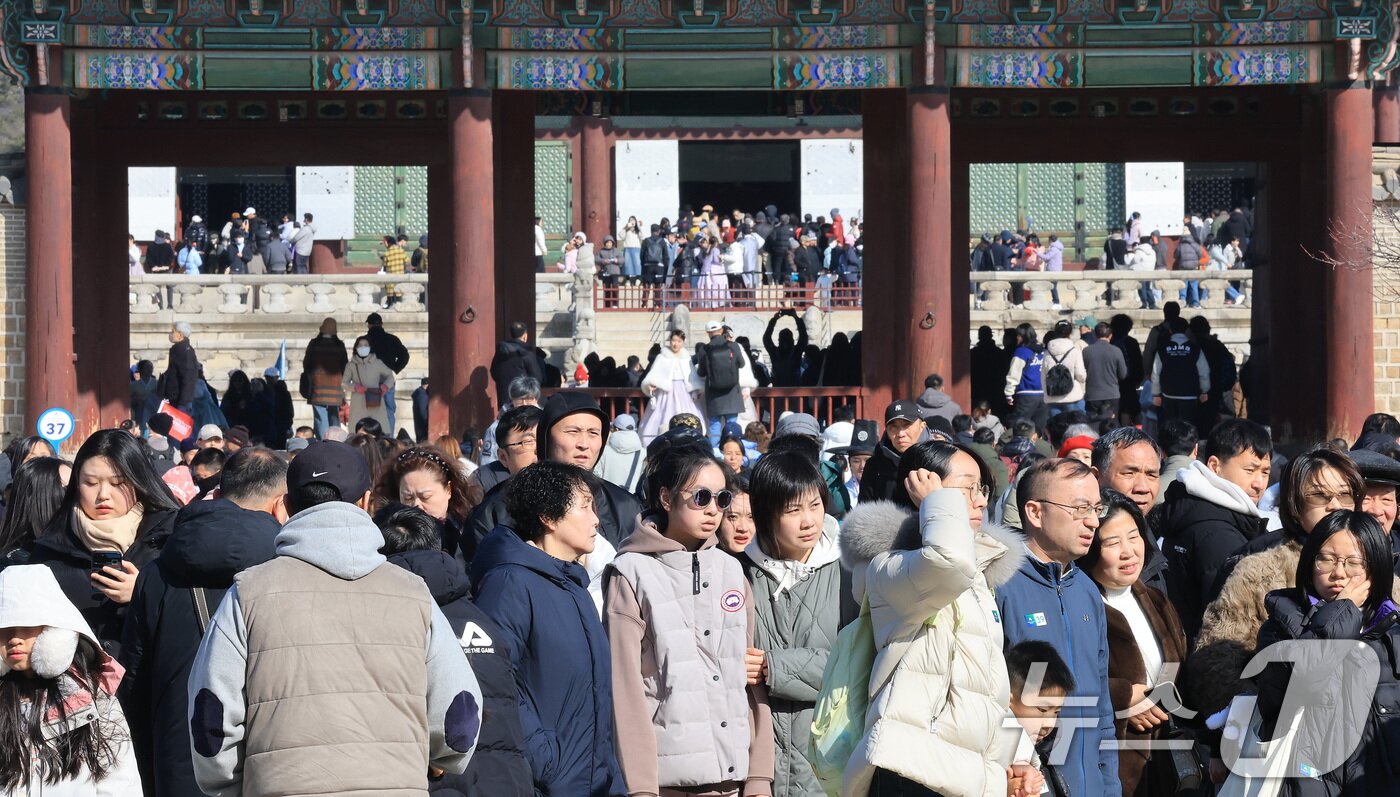 본문 이미지 - 설 연휴 마지막날인 18일 서울 종로구 경복궁에서 시민들과 외국인 관광객들이 나들이를 하고 있다. 2026.2.18 ⓒ 뉴스1 임세영 기자