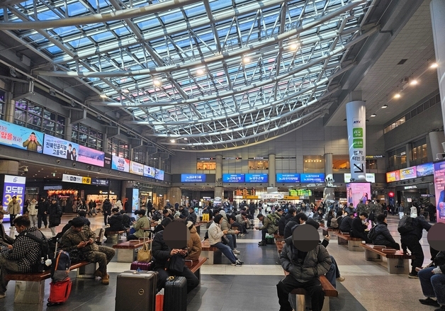 "가족과 헤어지니 아쉬워"…일상 복귀 시민들에 기차역 '북적'